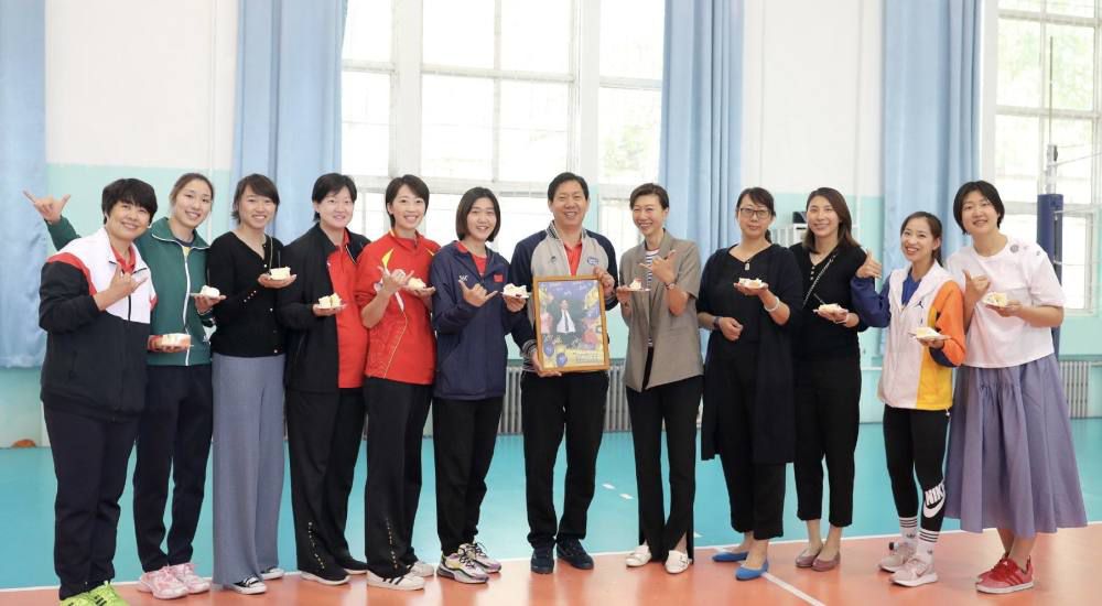 据悉，影片由金依萌执导，马丽搭档《破产女孩》贝丝;比厄，两大喜剧女演员破次元联袂合作，制片人白金曾表示，这是一部融合了好莱坞与开心麻花两种元素的喜剧